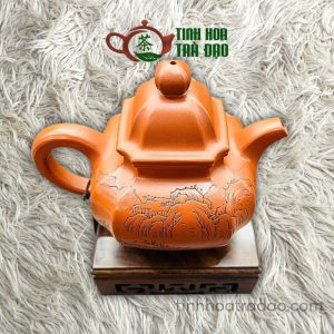 Alternative view of Ấm Tử Sa Chuyết Cầu Bát Phương Khắc Phong Cảnh Lão Chu Nê 280ml - ATS142