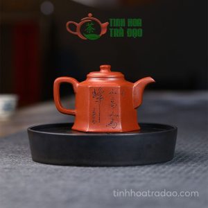 Alternative view of Ấm Tử Sa Lục Phương Kim Chung Khắc Sơn Thủy Giáng Pha Nê 200ml - ATS074