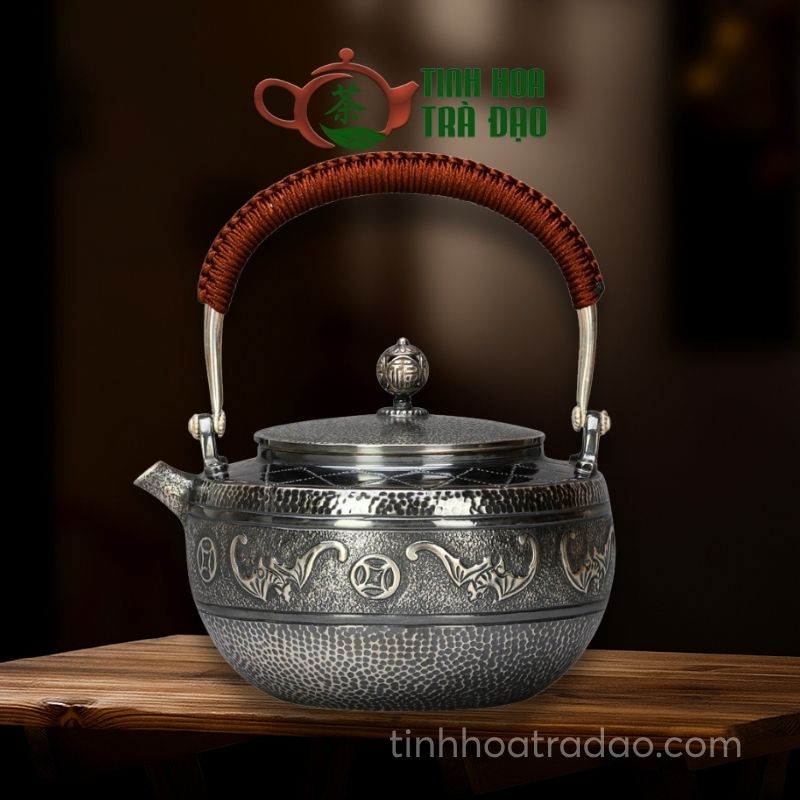 Ấm bạc chế tác tinh xảo giúp không gian trà thất thêm sang trọng