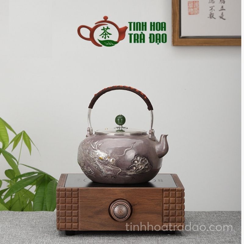 Nghệ nhân chạm khắc hoa văn tỉ mỉ trên thân ấm trà cao cấp tạo nên giá trị nghệ thuật độc bản