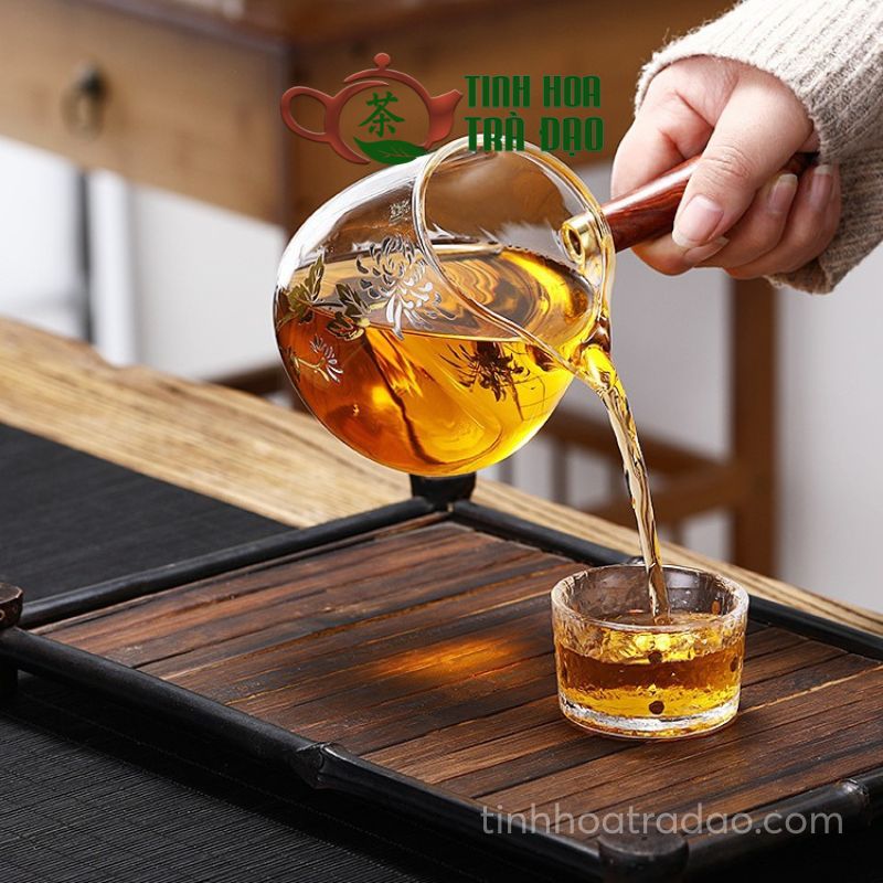 Tống trà thủy tinh giúp quan sát màu nước trà đẹp mắt
