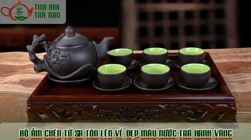 Bộ ấm chén tử sa tôn lên vẻ đẹp màu nước trà xanh vàng