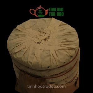 Alternative view of Trà Phổ Nhĩ Sống Đại Tự Lục Ấn Thanh Bính Xuân Hải Trà Xưởng Năm 2004 380gr